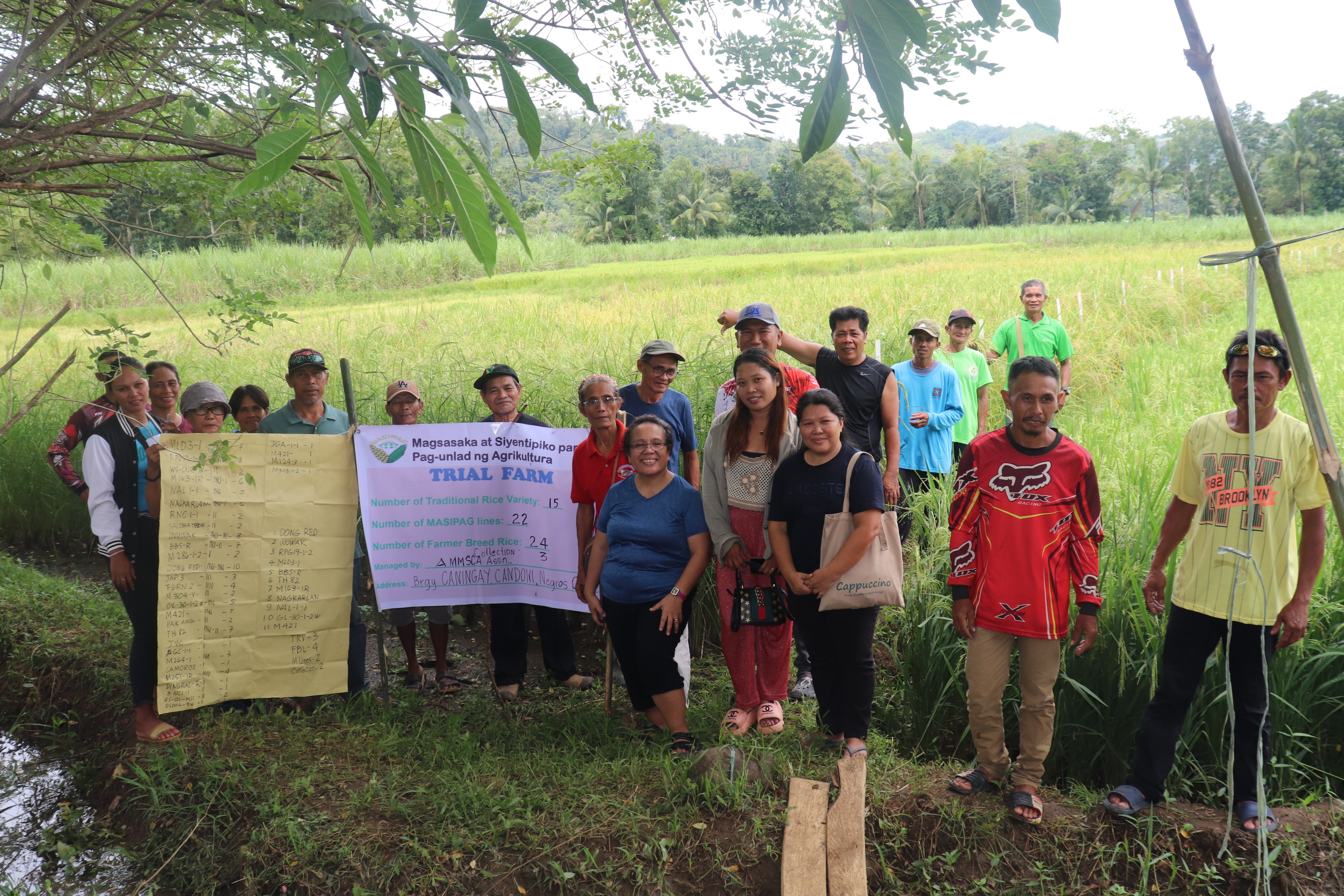 Group picture farmers field day.Oct2.JPG