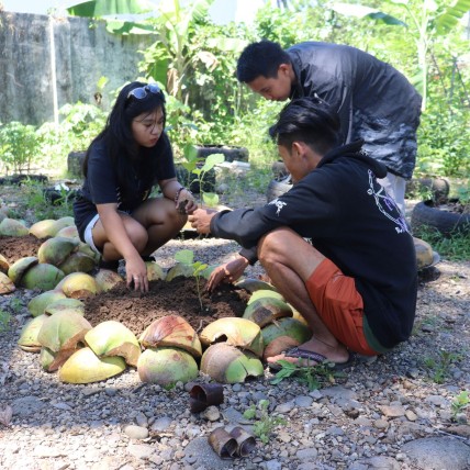 Jongeren starten eigen moestuin in Caraga (Filipijnen)