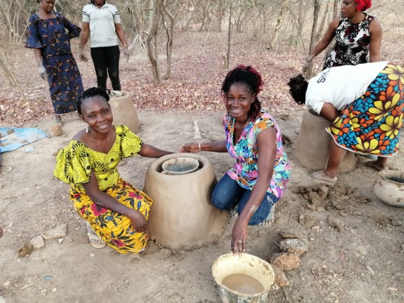 De afgevaardigde monitrices van AMUS leiden gezinnen in Boulkiemdé (Burkina Faso) op om zelf C02-neutrale kookvuren te maken.